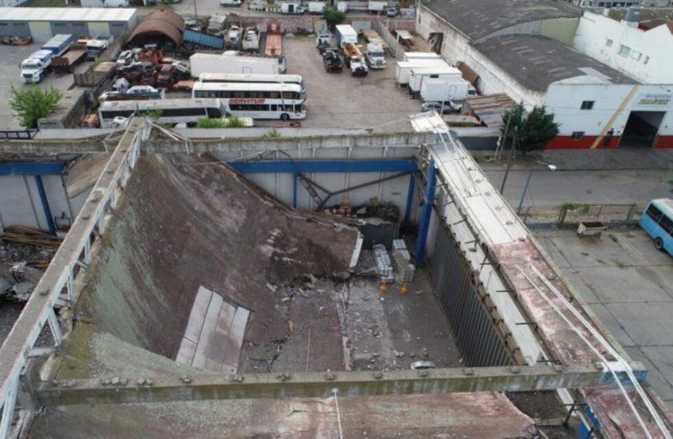 Se desplomó el techo de un depósito municipal y aplastó casi 40 vehículos