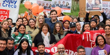 Una parada de la caminata de los candidatos de Jujuy Crece permitió el intercambio directo con los vecinos de Alto Comedero.