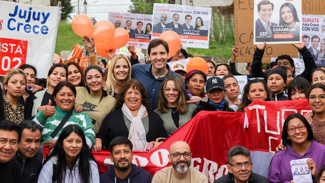 Una parada de la caminata de los candidatos de Jujuy Crece permitió el intercambio directo con los vecinos de Alto Comedero.