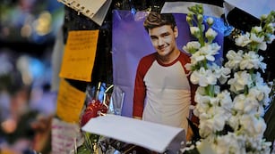 Una fotografía del ex cantante de One Direction Liam Payne adorna un monumento afuera del hotel donde fue encontrado muerto. (AP)