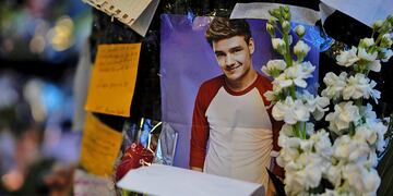 Una fotografía del ex cantante de One Direction Liam Payne adorna un monumento afuera del hotel donde fue encontrado muerto. (AP)