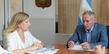 La intendenta Rosario Romero junto al ministro Darío Schneider.
