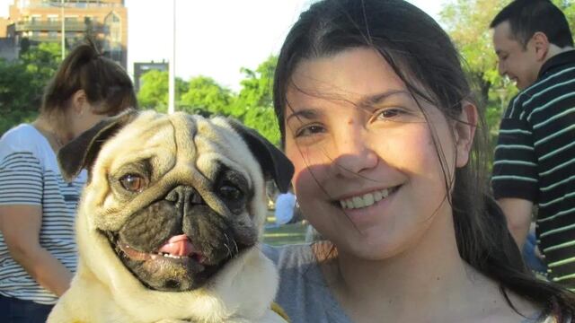 Julieta Ludueña y su cachorro Antonio Arroyito