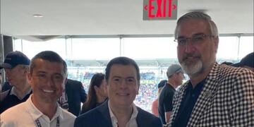 Gerardo Zamora (medio), junto al Gobernador del Estado de Indiana (EE.UU.), Eric Holcomb -der-y Ricardo Junco -izq-, argentino propietario del equipo de Indy Car “Juncos Hollinger Racing”