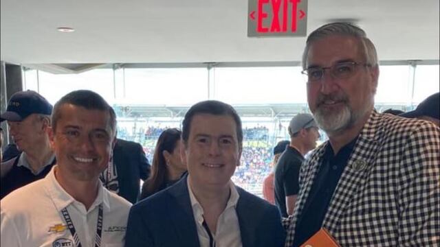 Gerardo Zamora (medio), junto al Gobernador del Estado de Indiana (EE.UU.), Eric Holcomb -der-y Ricardo Junco -izq-, argentino propietario del equipo de Indy Car “Juncos Hollinger Racing”