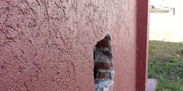 Los malhechores habrían hecho un boquete con una amoladora.
