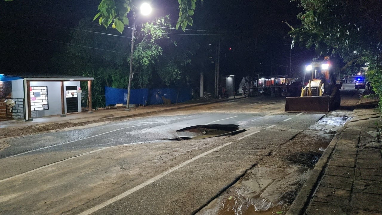 Explosión y derrame cloacal generaron daños y tensión en una zona de Posadas.