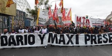 Distintas organizaciones sociales se movilizan en el Puente Pueyrredón.