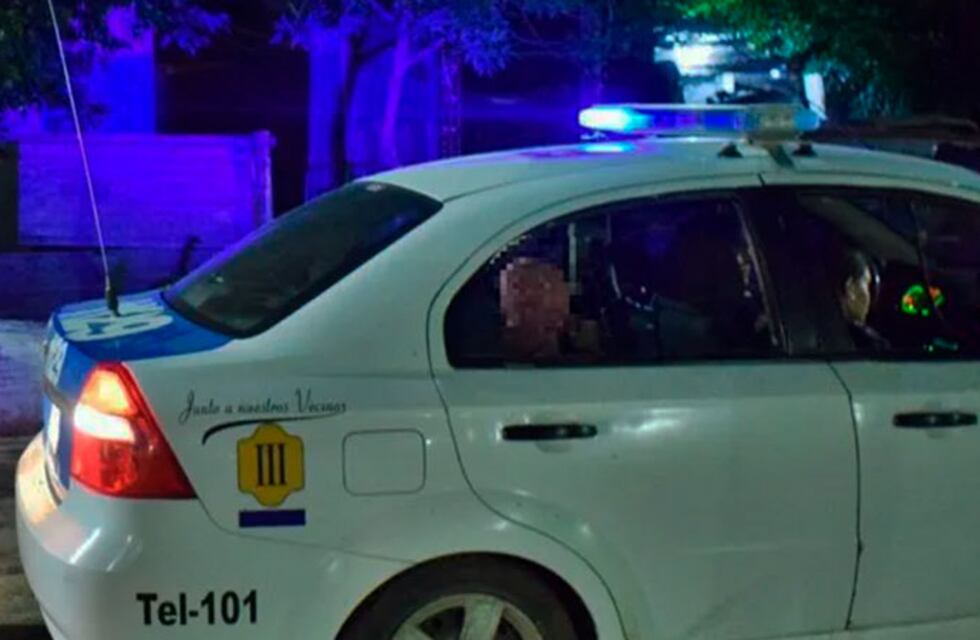Delincuentes armados y encapuchados maniataron a una persona y se llevaron su pertenencias