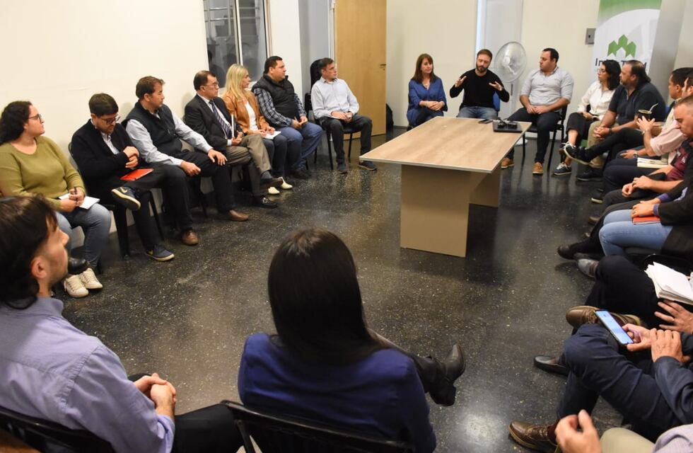 Azcué encabezó una reunión de coordinación entre el INVYTAM y las secretarías municipales