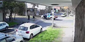 El momento en que suben a los delincuentes al patrullero