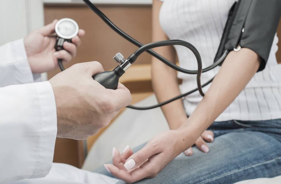 Menos médicos en las obras sociales: la crisis económica que pega en el Estado y en el sector privado