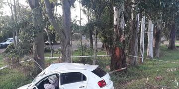 Accidente fatal en Wanda: despistó con su auto y chocó contra un árbol.