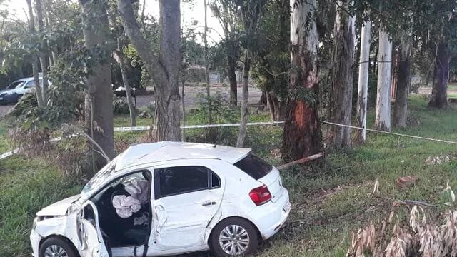 Accidente fatal en Wanda: despistó con su auto y chocó contra un árbol.