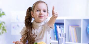 Niña comiendo saludable