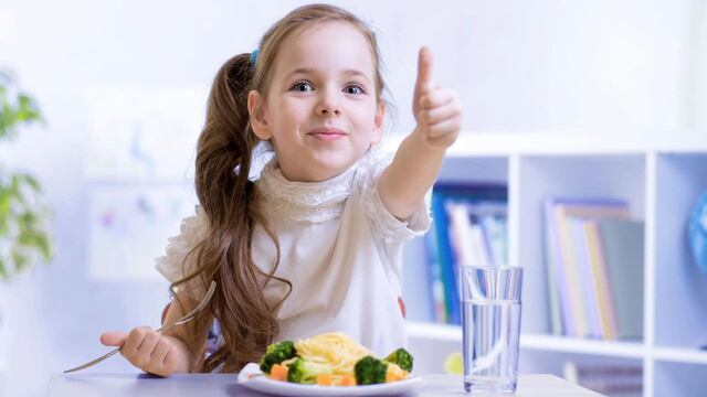 Niña comiendo saludable