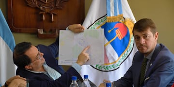 El presidente del Concejo Deliberante, Lisandro Aguiar, exhibe un mapa de calor que muestra las zonas de la ciudad más impactadas por el dengue, en la temporada pasada.