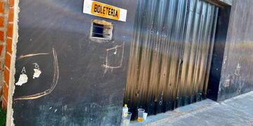 El local de Juan B. Justo y Olmos quedó dañado por múltiples impactos de bala.