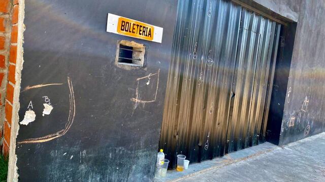 El local de Juan B. Justo y Olmos quedó dañado por múltiples impactos de bala.