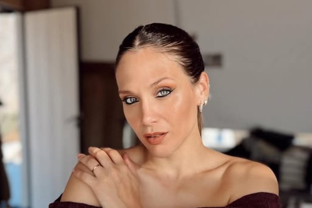 Desde la pileta, Barbie Vélez mostró su colección de trajes de baño animal print y sorprendió con el accesorio tendencia del verano