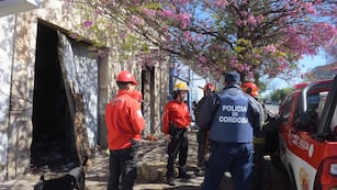 Trágico incendio en el barrio Pueyrredón de Córdoba. Murieron un abuelo y sus dos nietos. (José Gabriel Hernández/La Voz)