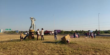 Manifestantes, desde horas tempranas, se manifiestan en los accesos de Resistencia.