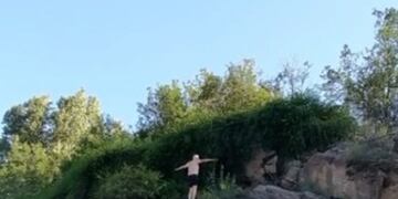 El hombre protagonizó un nuevo salto ornamentoso que se ganó el festejo de los presentes.