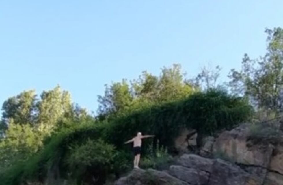Volvió el “abuelo clavadista”: turistas lo grabaron concretando otro desafío en un río de Córdoba