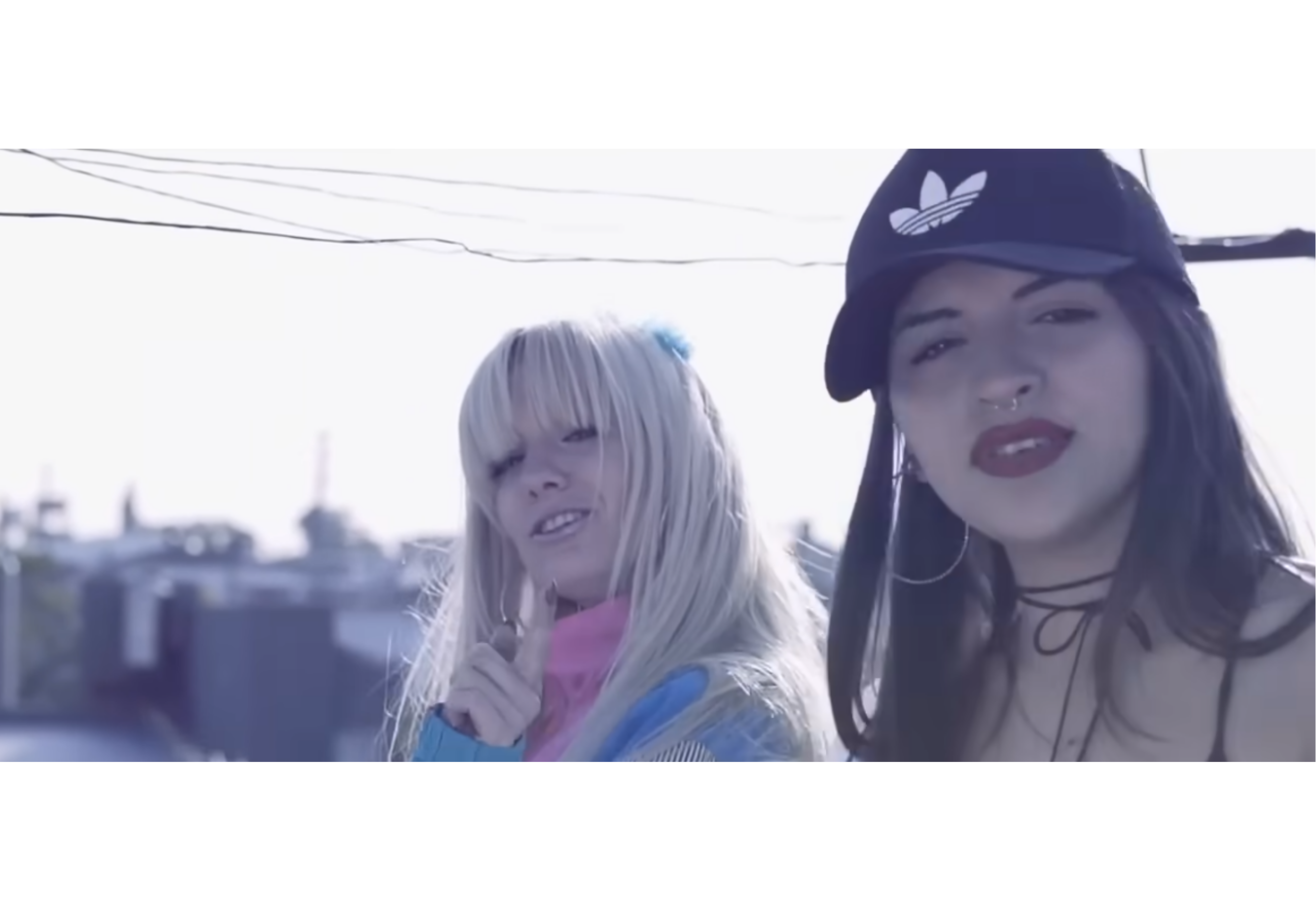 La foto corresponden al videoclip de la canción AY PAPI.