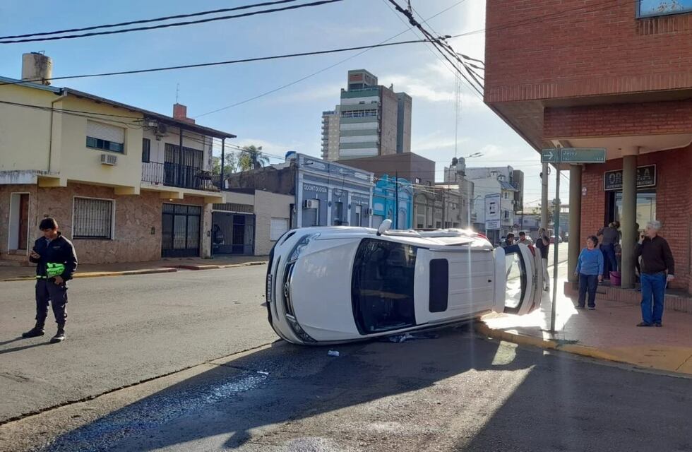 Volcó un auto en pleno centro de Posadas y hay heridos leves