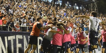 Futbol Primera Nacional.
Independiente Rivadavia vs. Brown ( A). en el estadio Bautista Gargantini.
Festejo del primer gol de la lepra