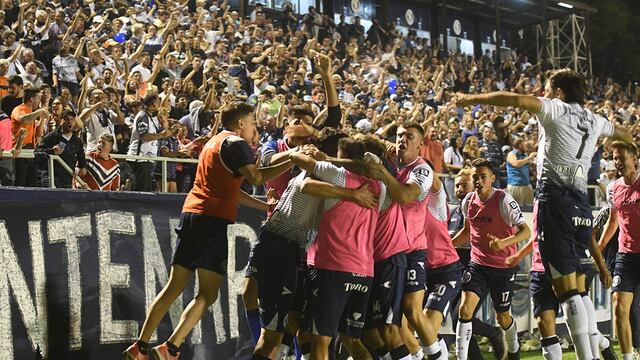 Futbol Primera Nacional.
Independiente Rivadavia vs. Brown ( A). en el estadio Bautista Gargantini.
Festejo del primer gol de la lepra