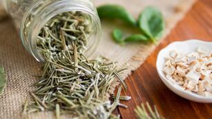 Cuál es la hierba natural beneficiosa para la salud.