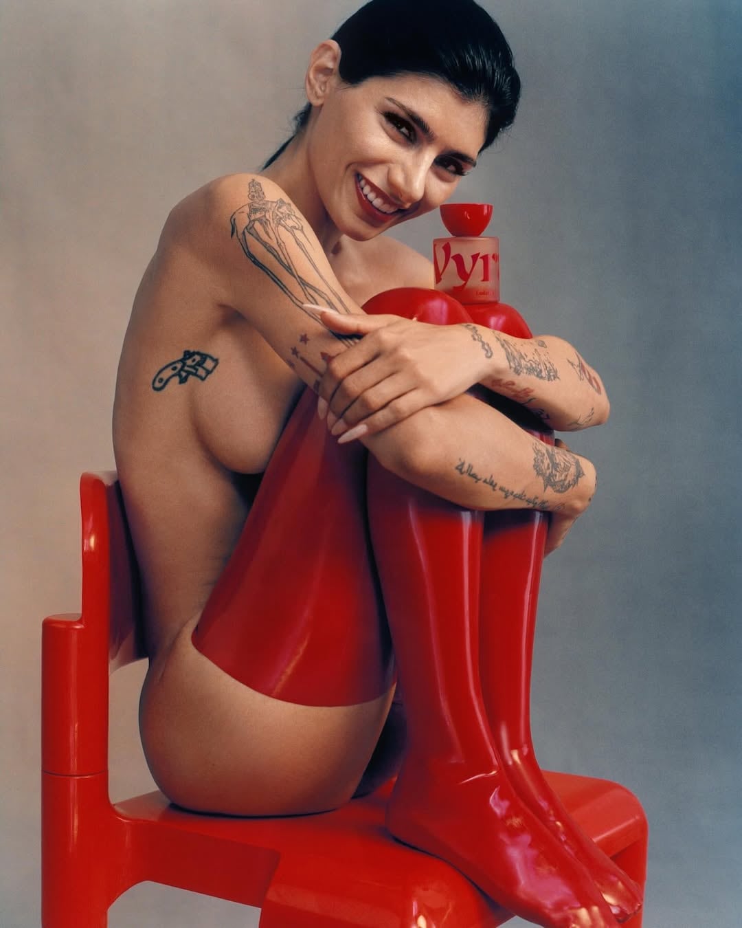 Mia Khalifa encendió Instagram posando con unas espectaculares botas rojas y sin ropa interior