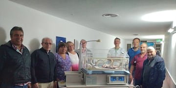 Amigos del Hospital entregaron una nueva incubadora de traslado al Centro de Salud