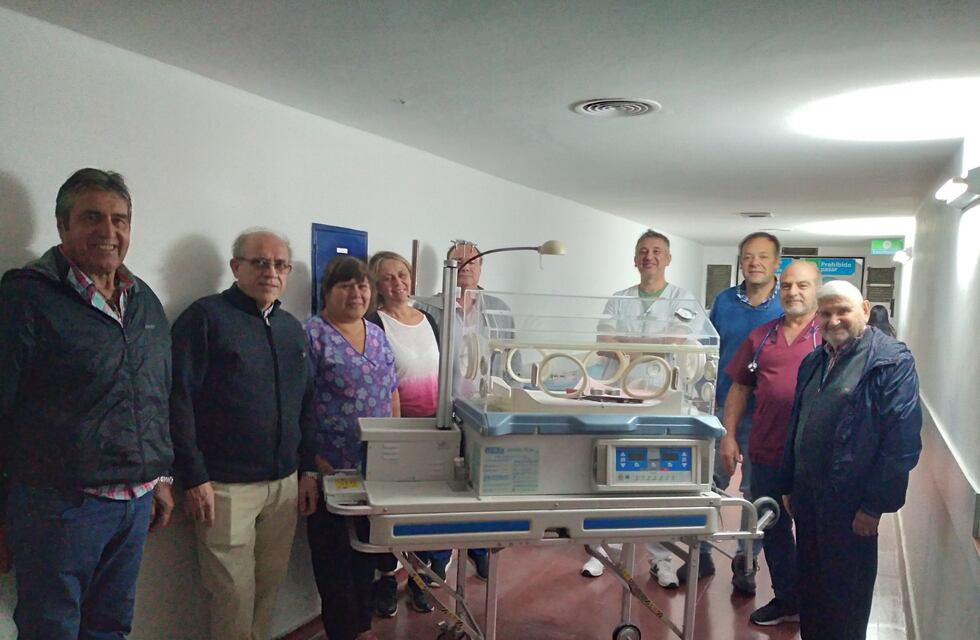 Tres Arroyos: Amigos del Hospital entregaron una nueva incubadora de traslado al Centro de Salud