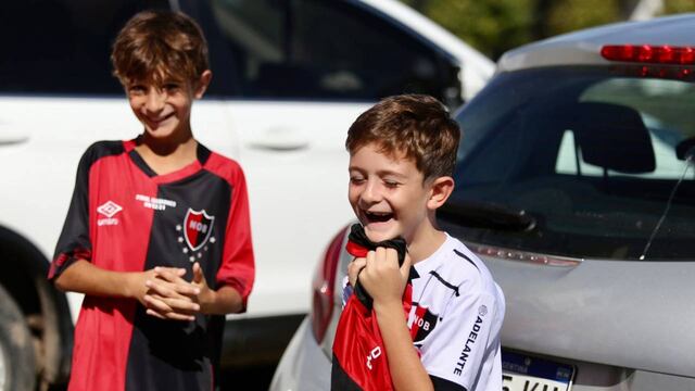 Juanchón García les regaló su camiseta a dos hermanitos leprosos