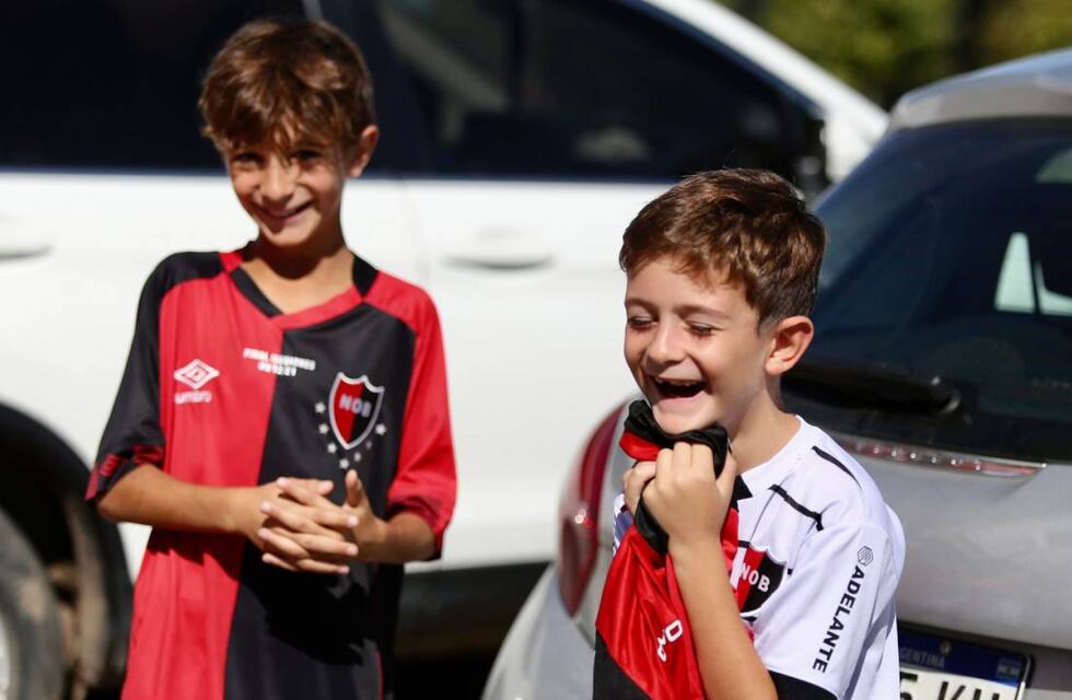 Juanchón García cumplió el sueño de dos hermanitos de Newell’s y les regaló su camiseta