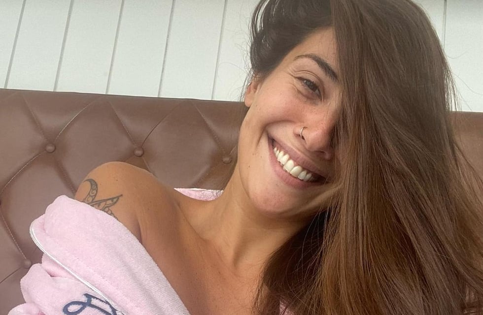 Ivana Nadal se mostró desde la playa y en bikini, pero sin corpiño