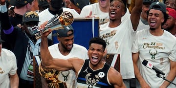 Giannis Antetokounmpo con el trofeo al MVP. (AP)
