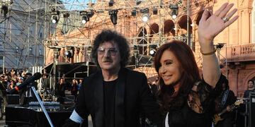 La vicepresidenta cuando era Presidenta con “Charly”, para cantar el Himno en el festival musical (Presidencia de la Nación).