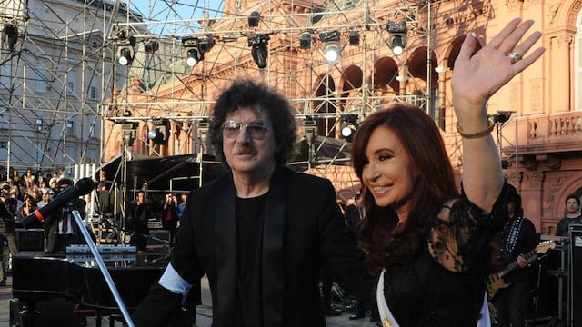 La vicepresidenta cuando era Presidenta con “Charly”, para cantar el Himno en el festival musical (Presidencia de la Nación).