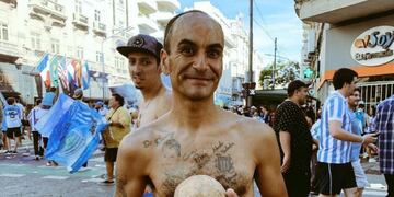El hincha de Racing que lleva el cráneo de su abuelo a la cancha.