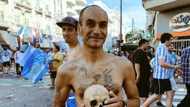 El hincha de Racing que lleva el cráneo de su abuelo a la cancha.