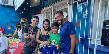 Joaquín Nahuel junto a Carlos Tevez en la fundación. (Foto: Instagram)