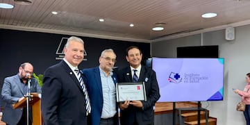 El Dr. Paul Schvarzstein y el Presidente de la A.M.D.C Dr. Daniel Marfortt, entregaron un reconocimiento al Senador Provincial Alcides Calvo