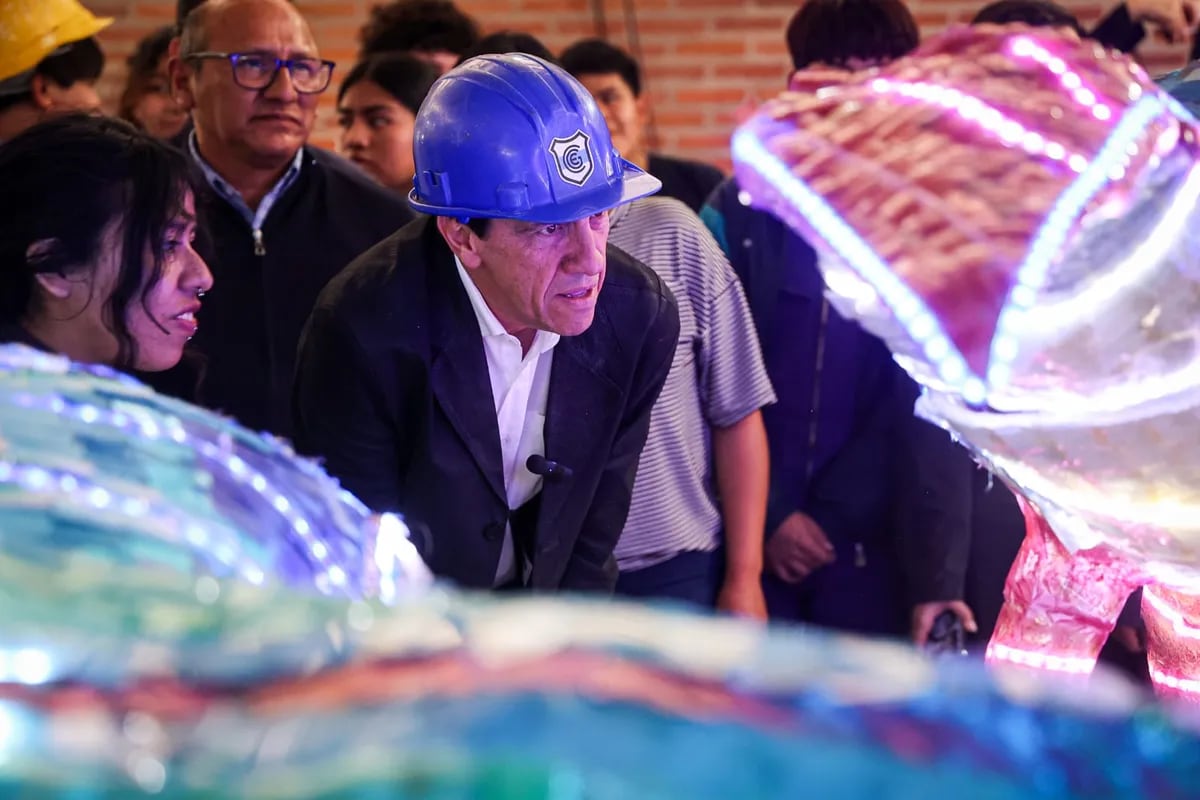 Con suma atención el gobernador Sadir escucha detalles y observa una prueba de luces en la carroza de la ETP 1.