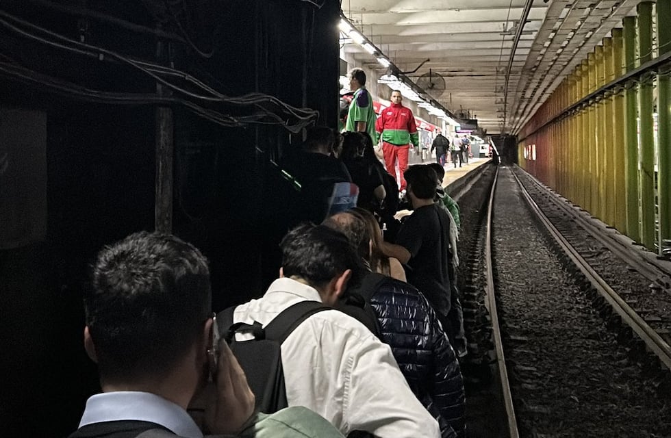 Horas dramáticas en la Línea B: servicio interrumpido, desmayos y decenas de ambulancias