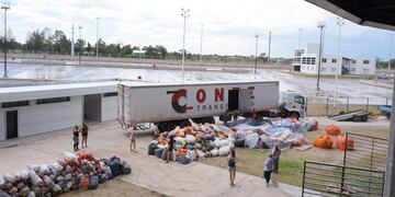 Voluntarios de Tapiteros VM llenaron un camión con tapitas, papel y latas, que partió desde La Pedrera rumbo a la fundación Garrahan.