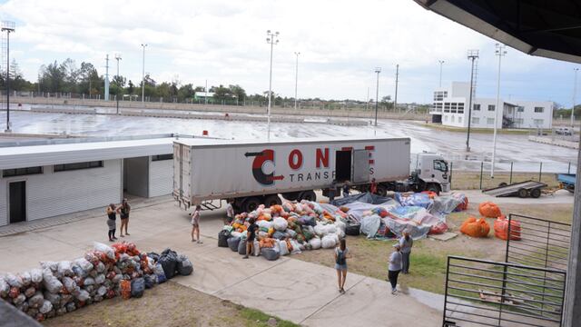 Voluntarios de Tapiteros VM llenaron un camión con tapitas, papel y latas, que partió desde La Pedrera rumbo a la fundación Garrahan.
